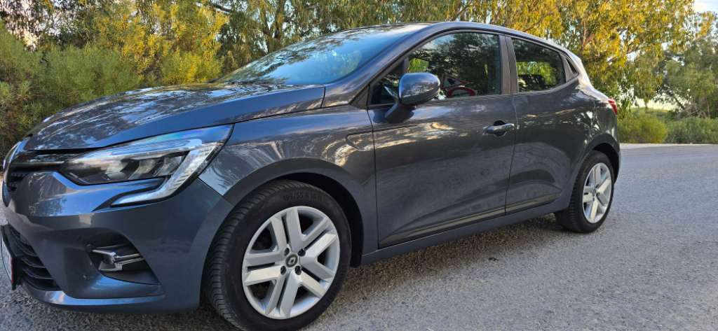 Une belle renault clio essence full état neufff importée de allmagne fin serie