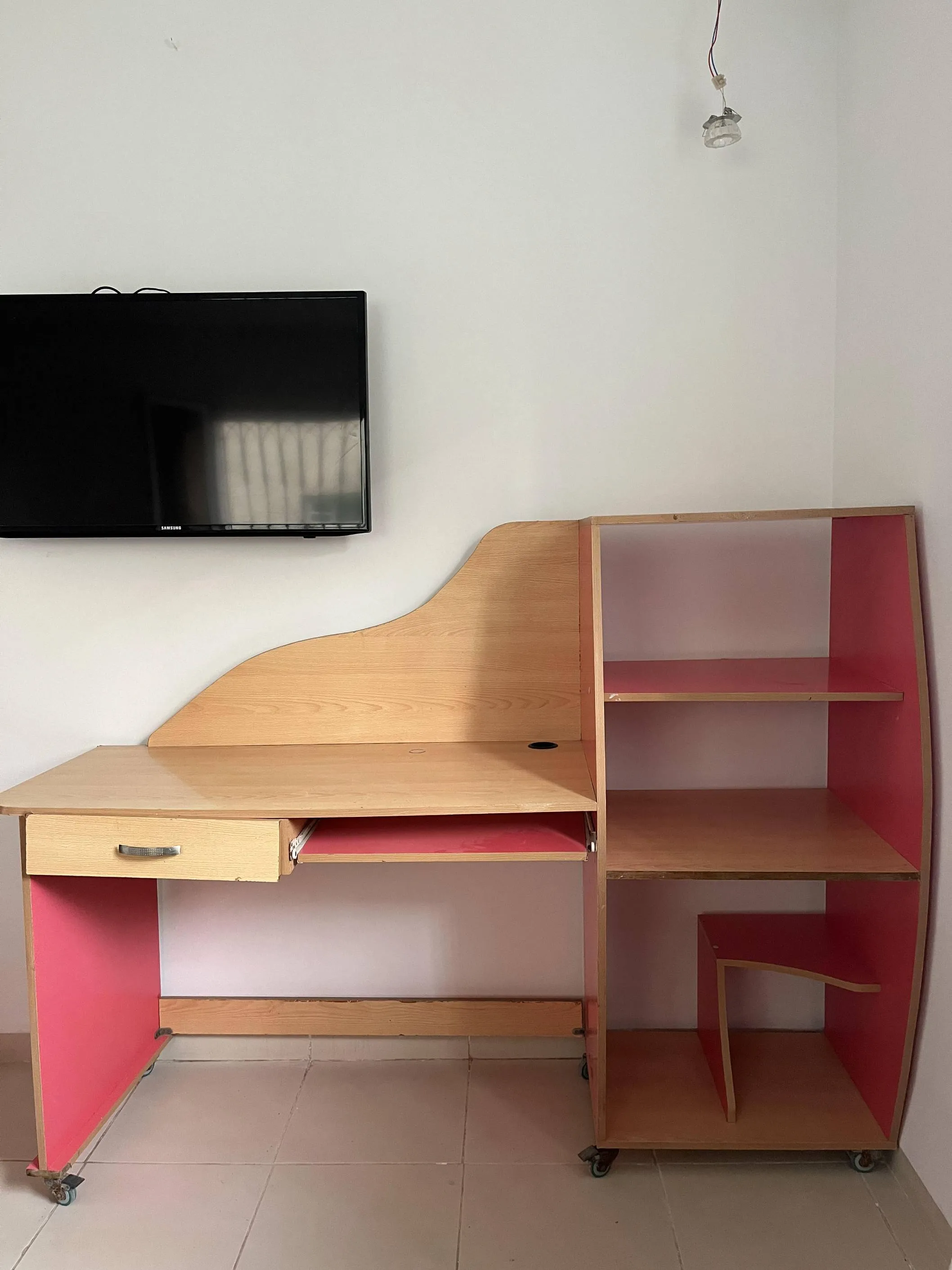 bureau/rangement + vailleuse