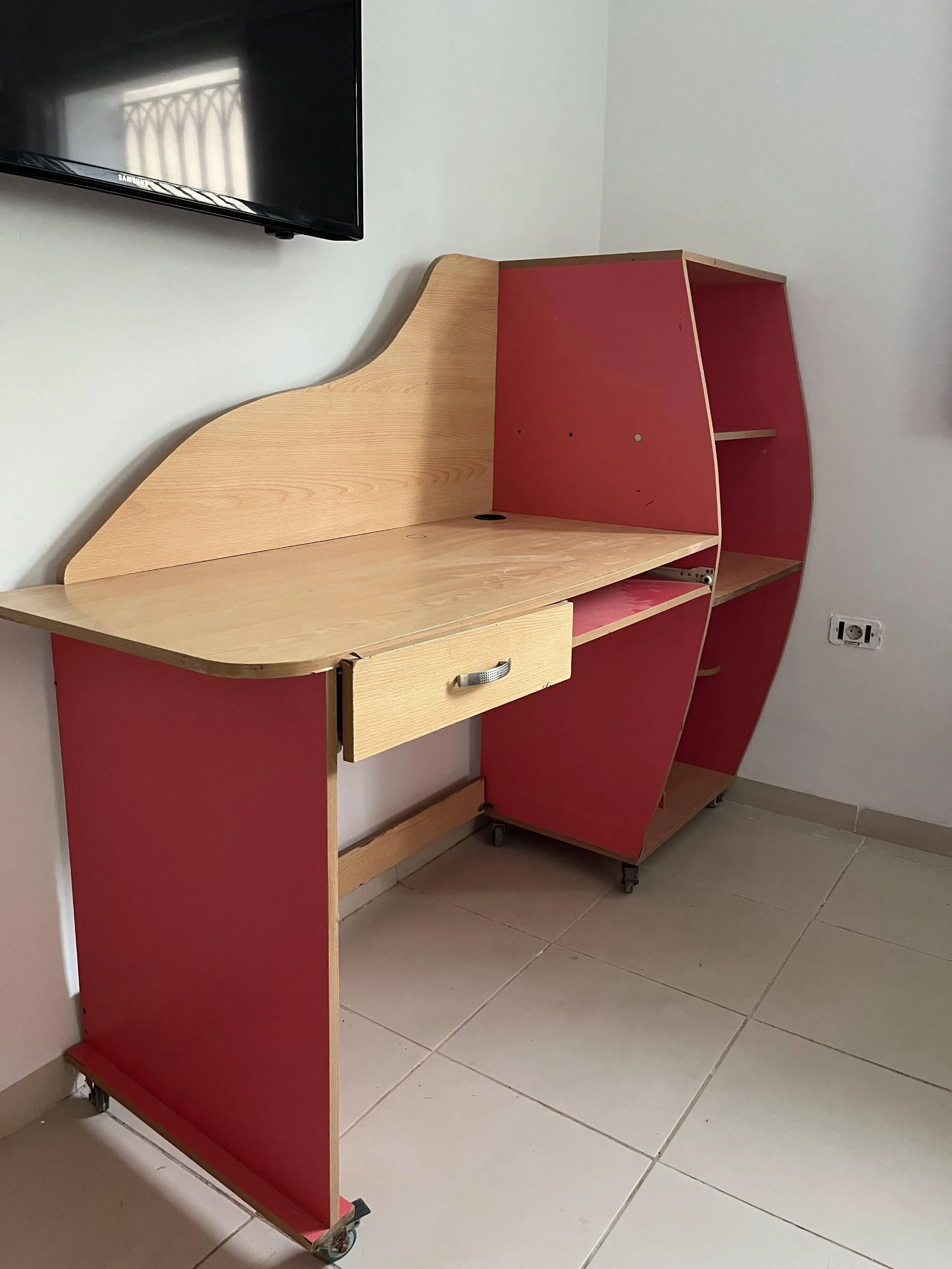 bureau/rangement + vailleuse