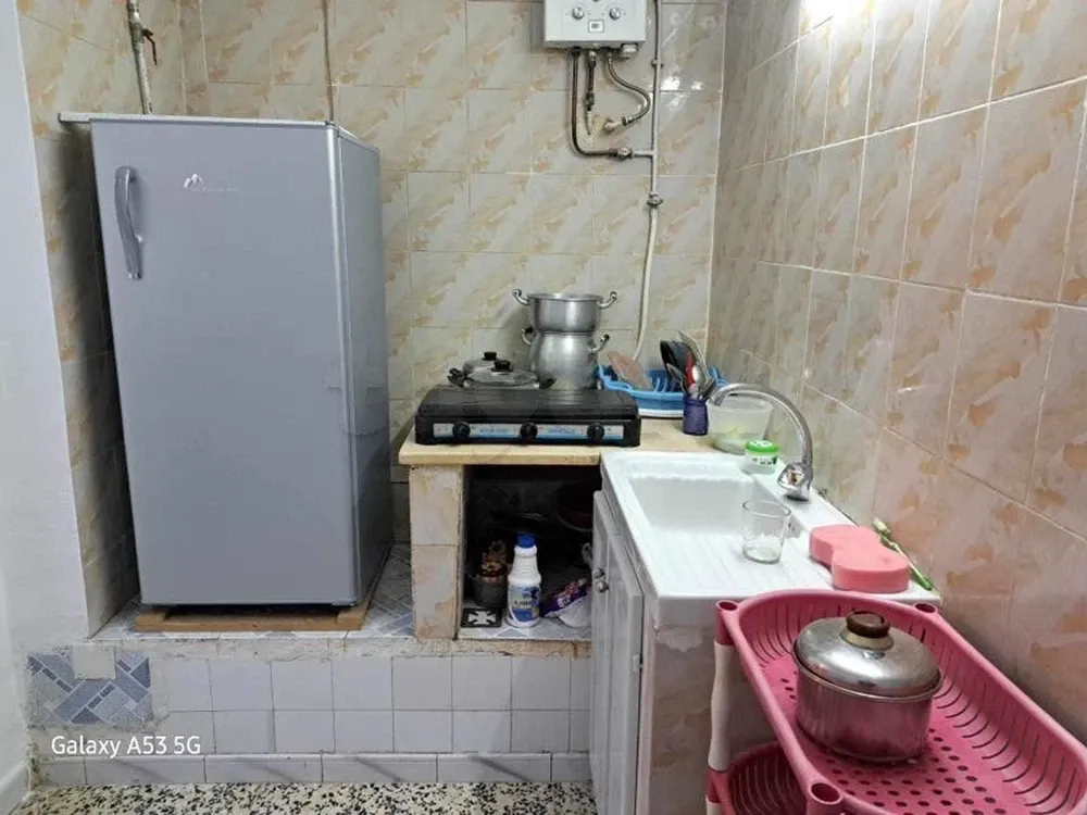 un studio s+1 meublé au rdc d'une villa a louer situé a bardo derrière foyer universitaire.