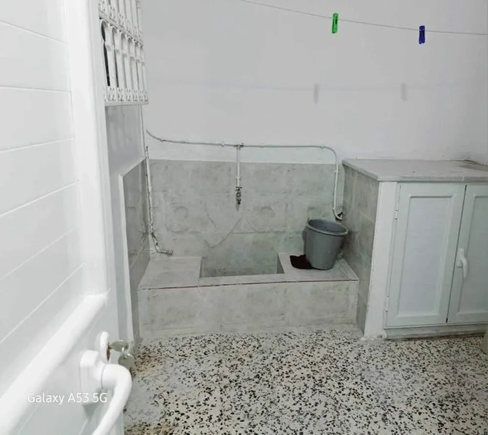 un studio s+1 meublé au rdc d'une villa a louer situé a bardo derrière foyer universitaire.