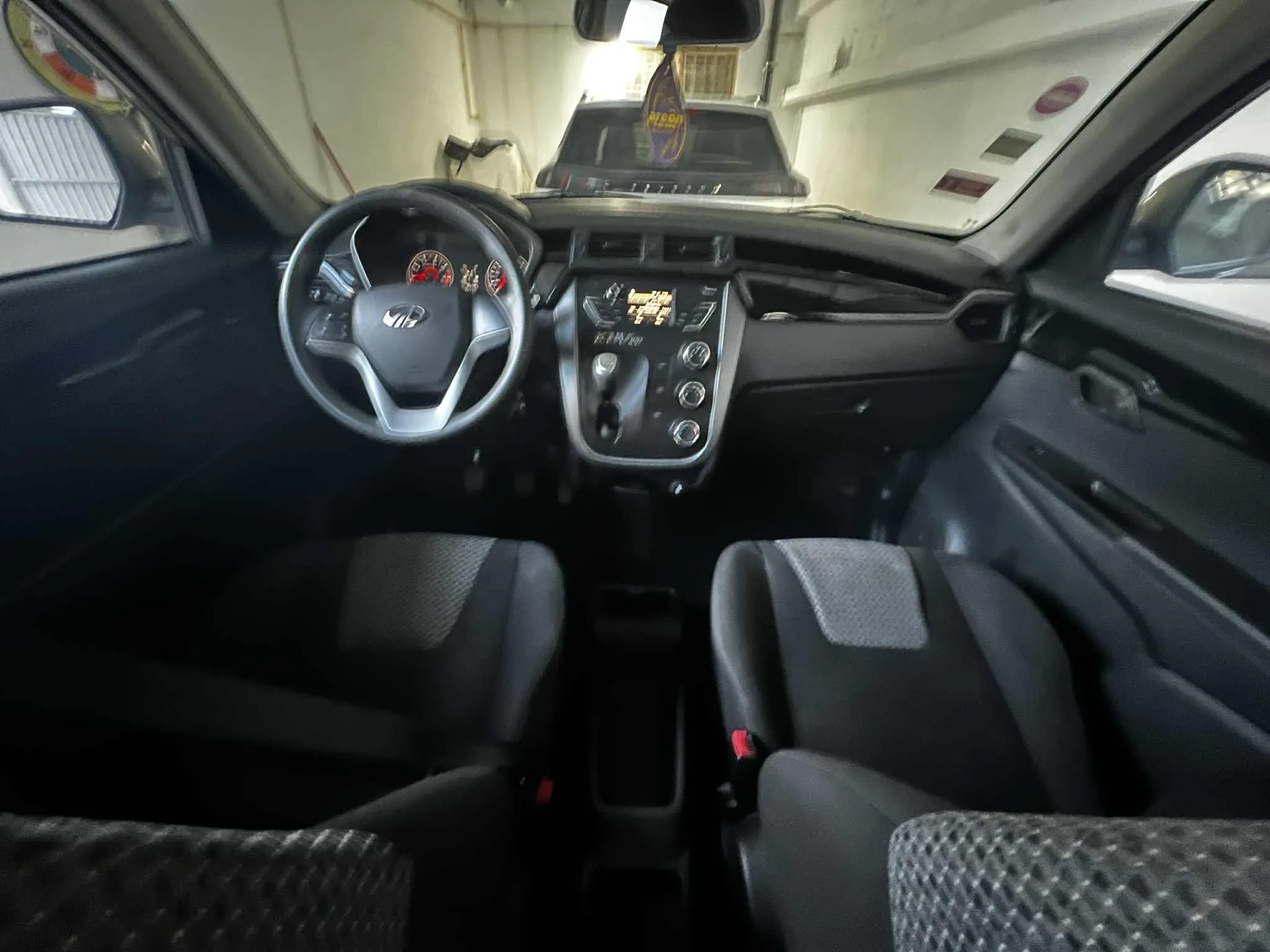 MAHINDRA KUV 100 K6+