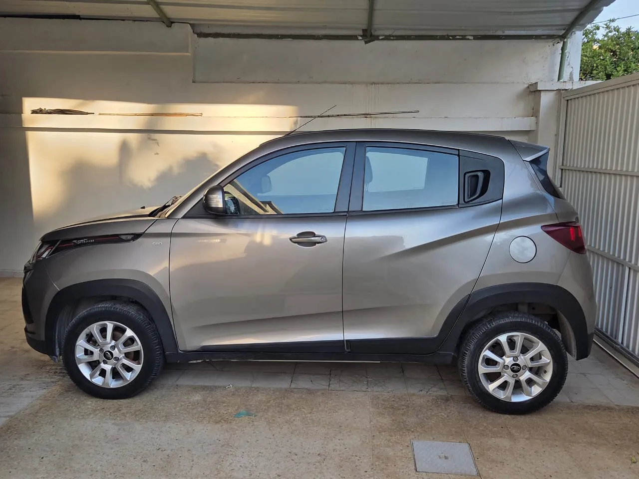 MAHINDRA KUV 100 K6+