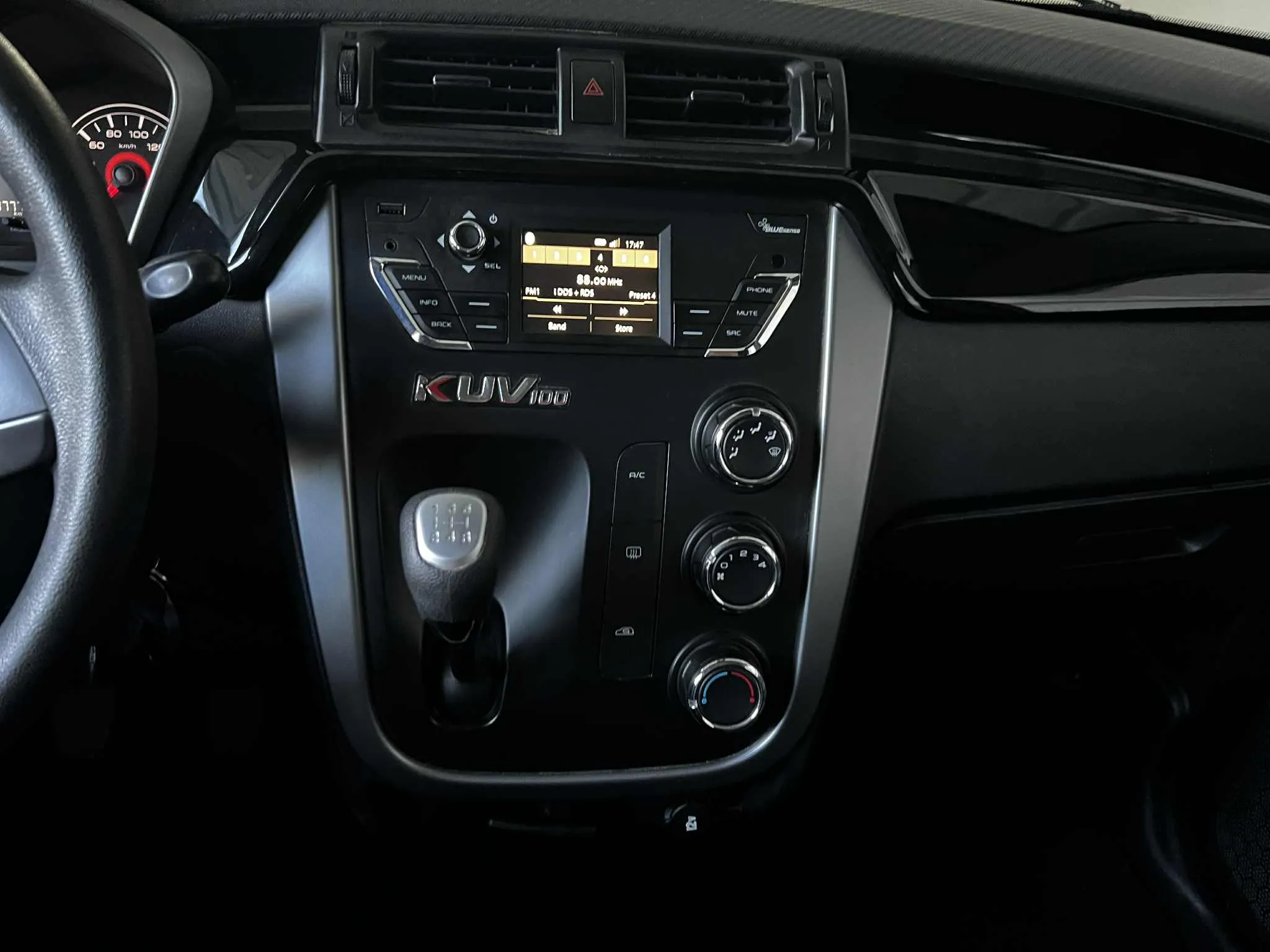 MAHINDRA KUV 100 K6+