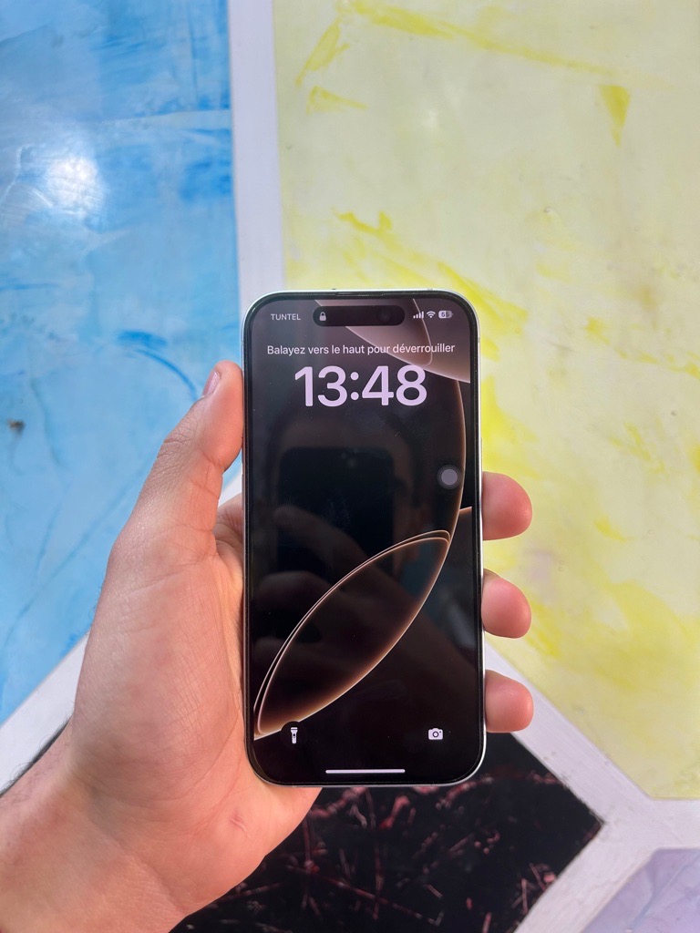 Avendre iPhone 15 état neuf jamais reparé importé de la France
