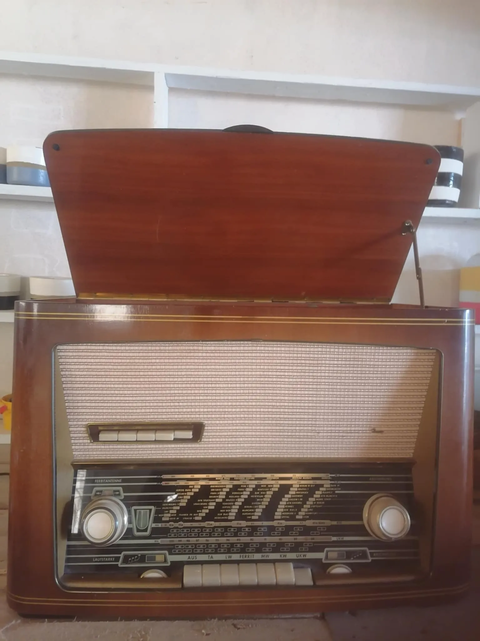 radio antiquité avec tourne disque 