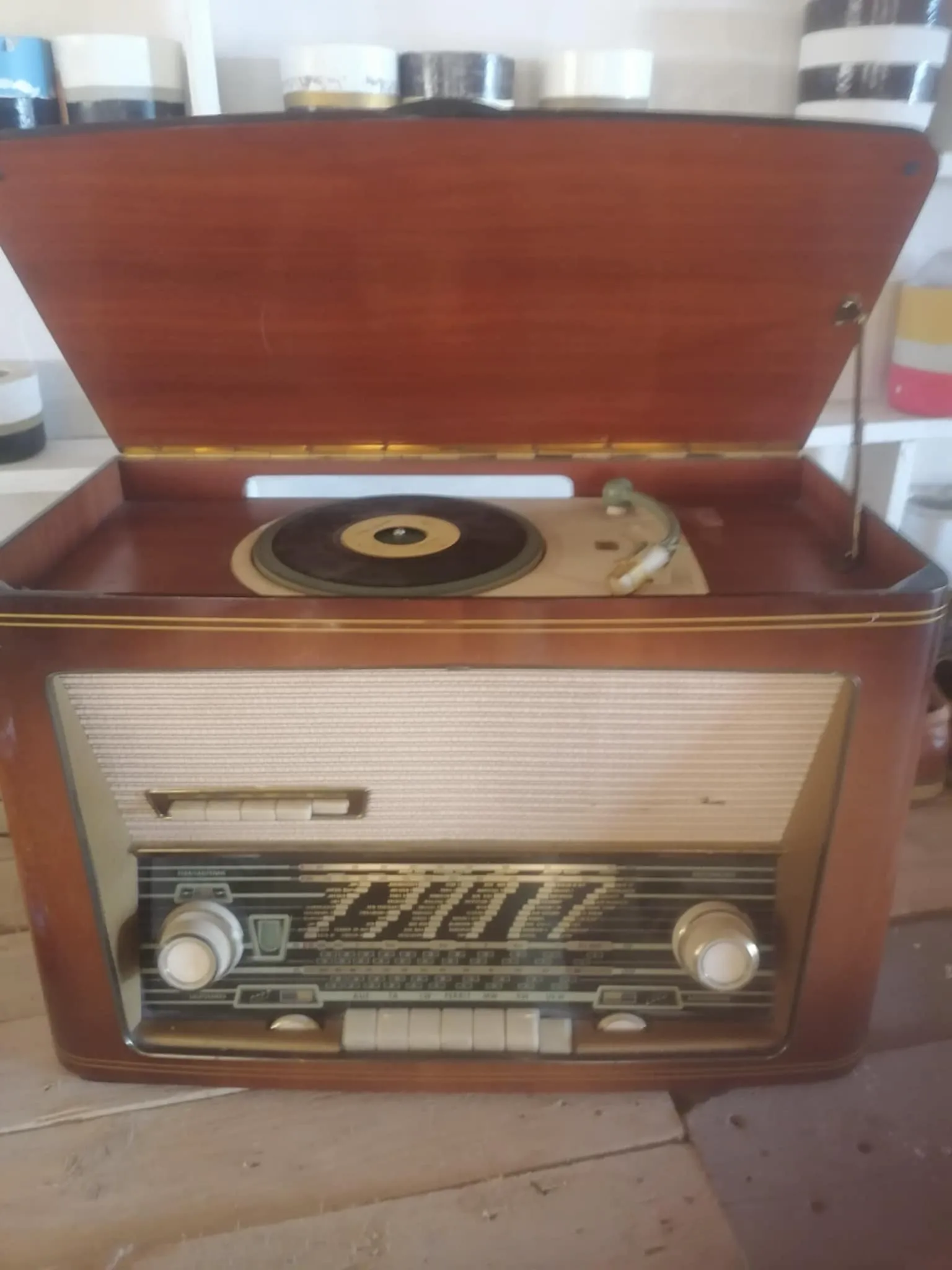 radio antiquité avec tourne disque