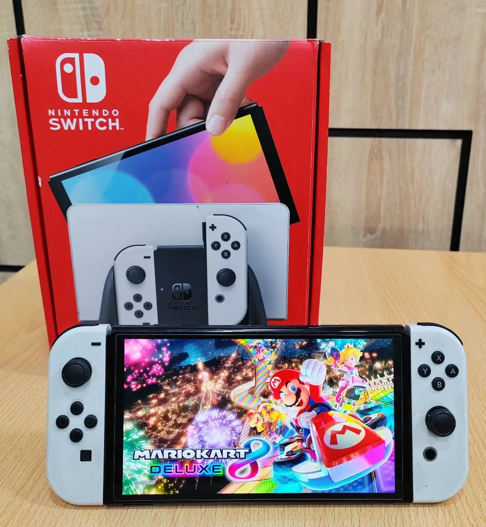 ✨ Nintendo Switch OLED White Edition ✨✨ Importé 🇫🇷 En très bonne état ✨️✨️✨️ Patché Pleine de jeux