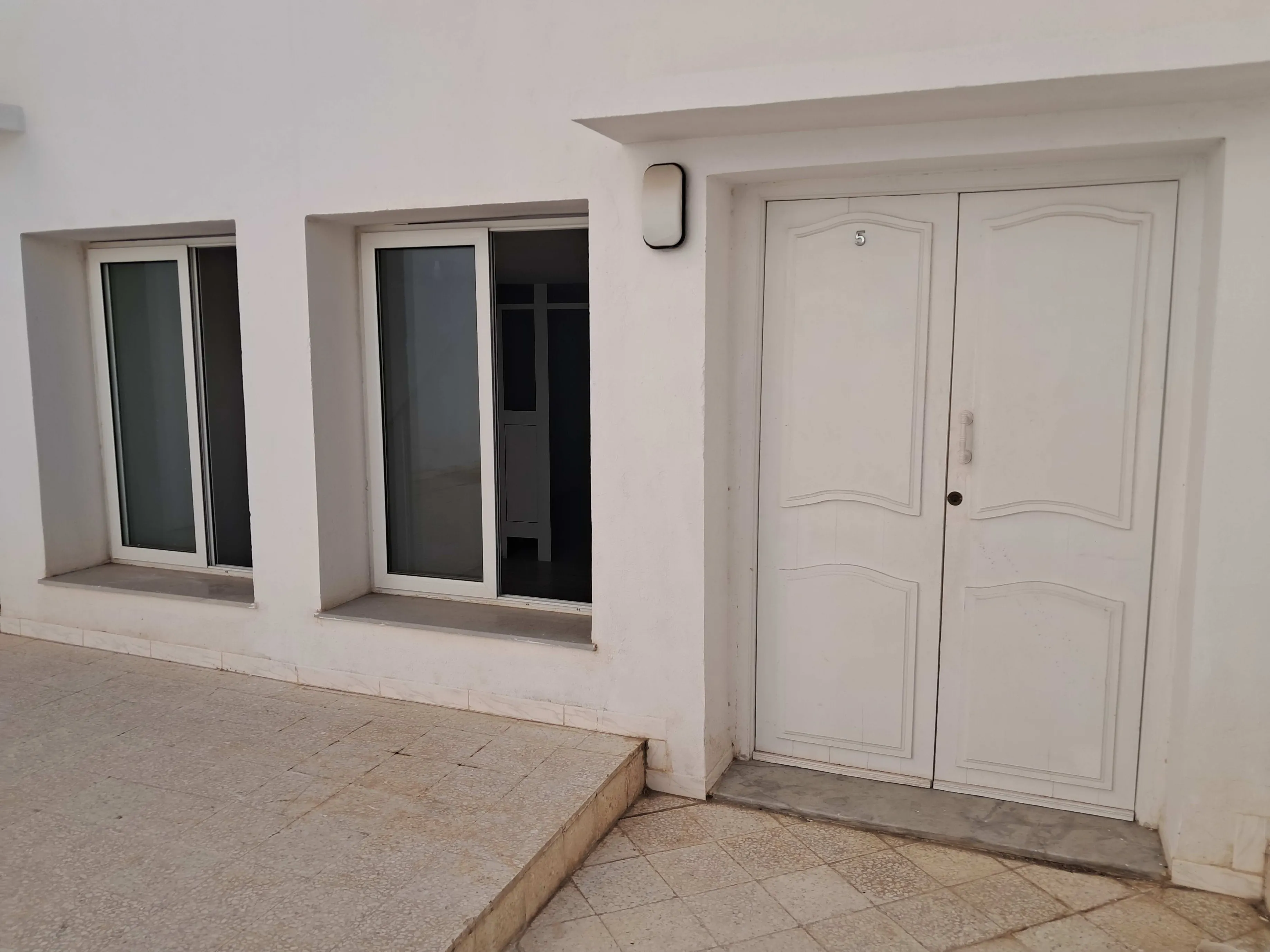 Appartement S+3, usage bureau, au Centre urbain Nord.