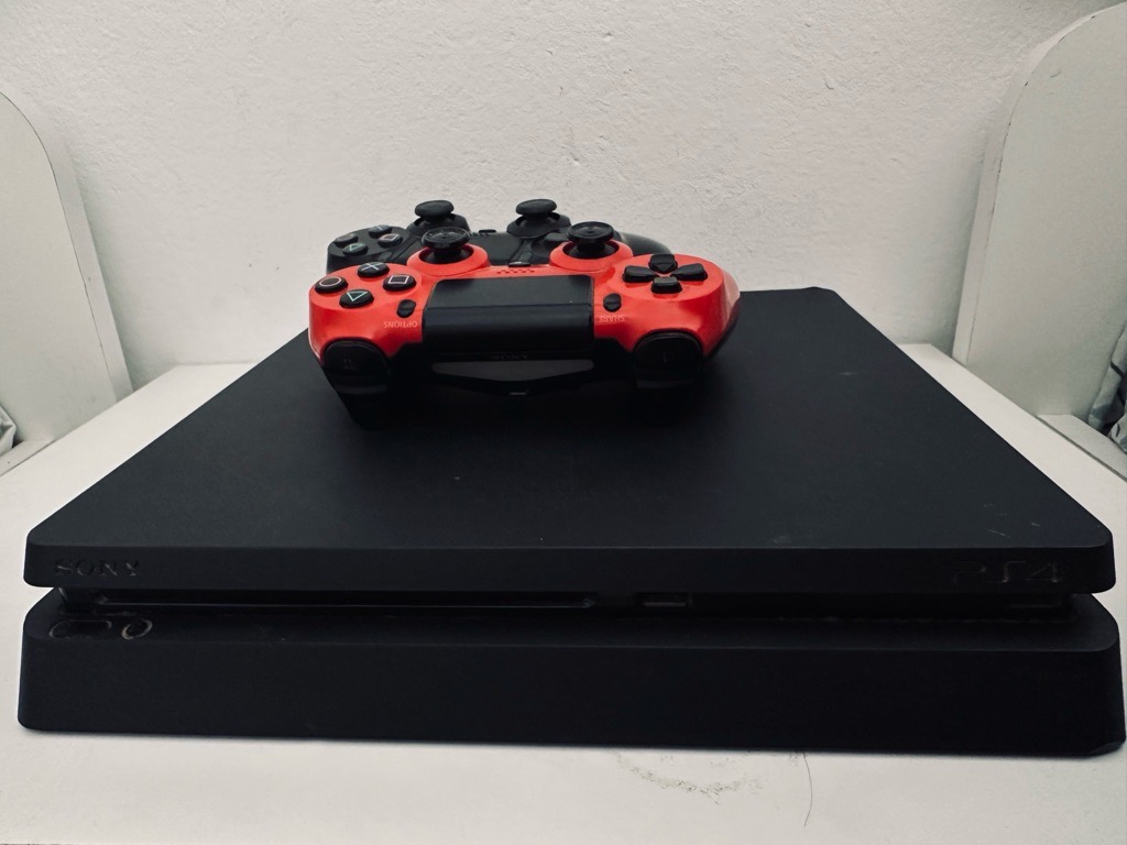 Ps4 slim avec 2 manettes v2 d’origine 