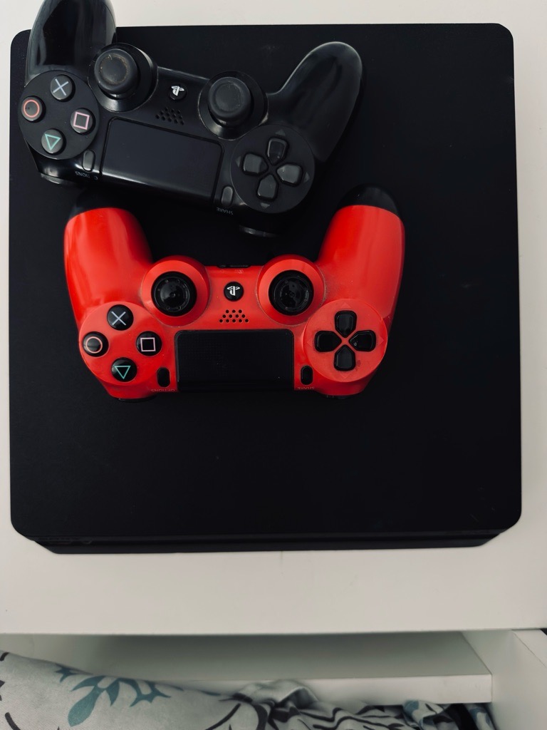 Ps4 slim avec 2 manettes v2 d’origine