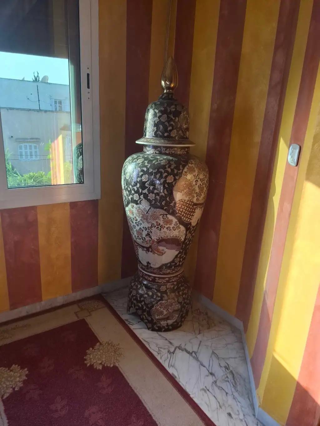 Un vase de décoration de coin