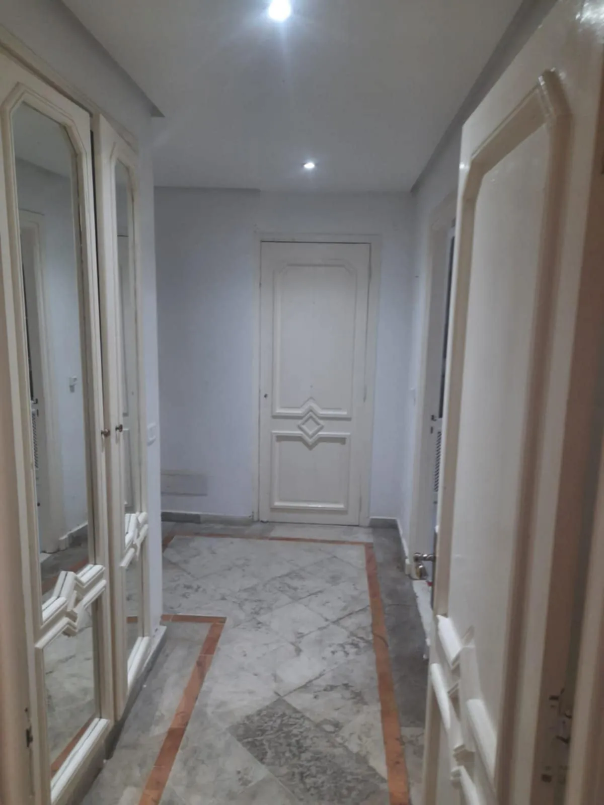 un étage spacieux s+2 vide au 1er étage a louer a Manzah 7 Prés de café Amir