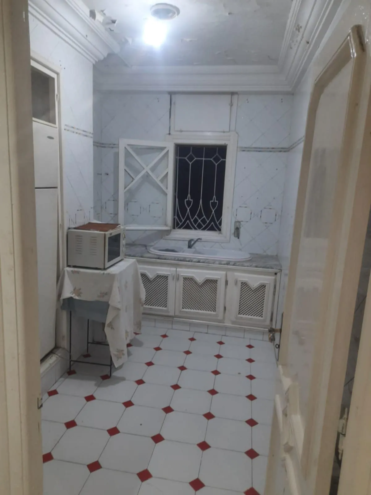 un étage spacieux s+2 vide au 1er étage a louer a Manzah 7 Prés de café Amir