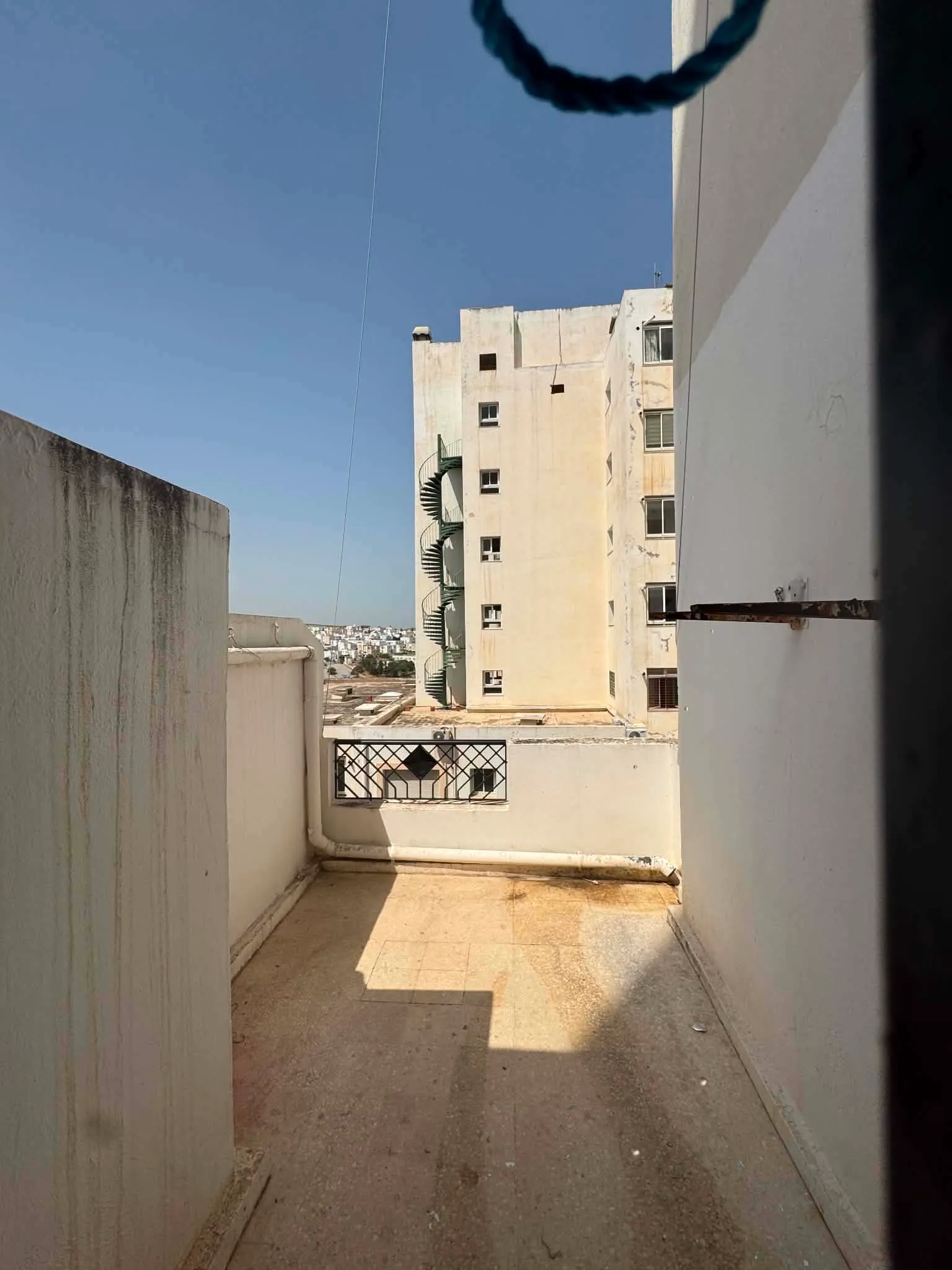 un appartement s+3 au 3éme étage(doubles ascenseurs) a louer a ennacer 2 prés de zen