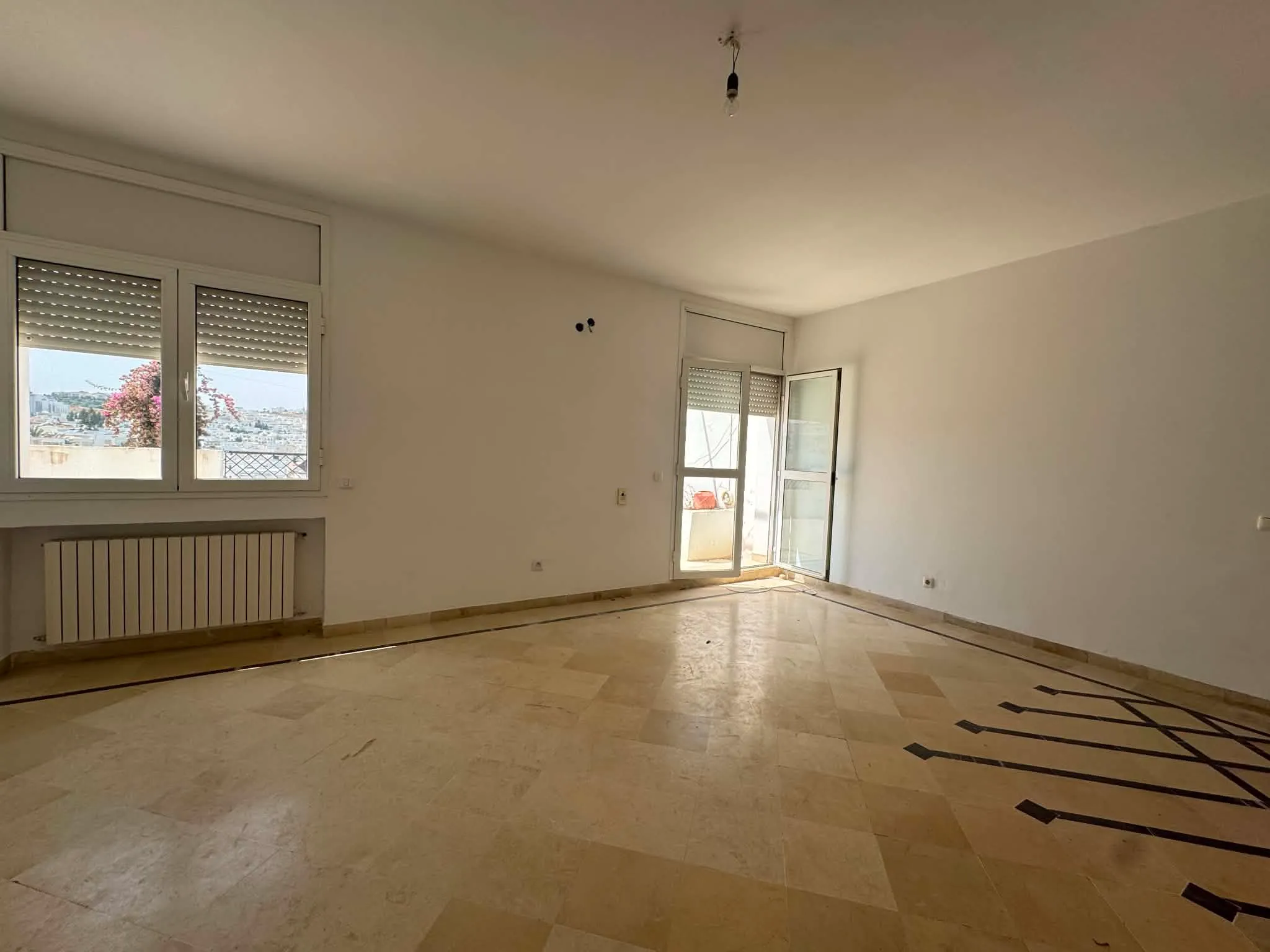 un appartement s+3 au 3éme étage(doubles ascenseurs) a louer a ennacer 2 prés de zen