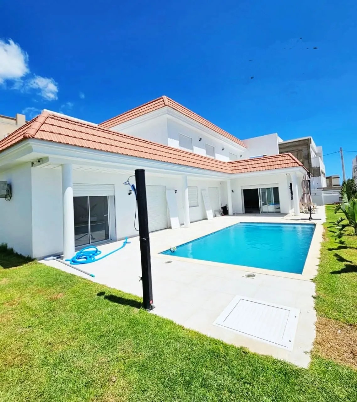 đĄĂ LOUER â Villa de Standing avec Vue Mer & Piscine Ă Chott Meriemđ