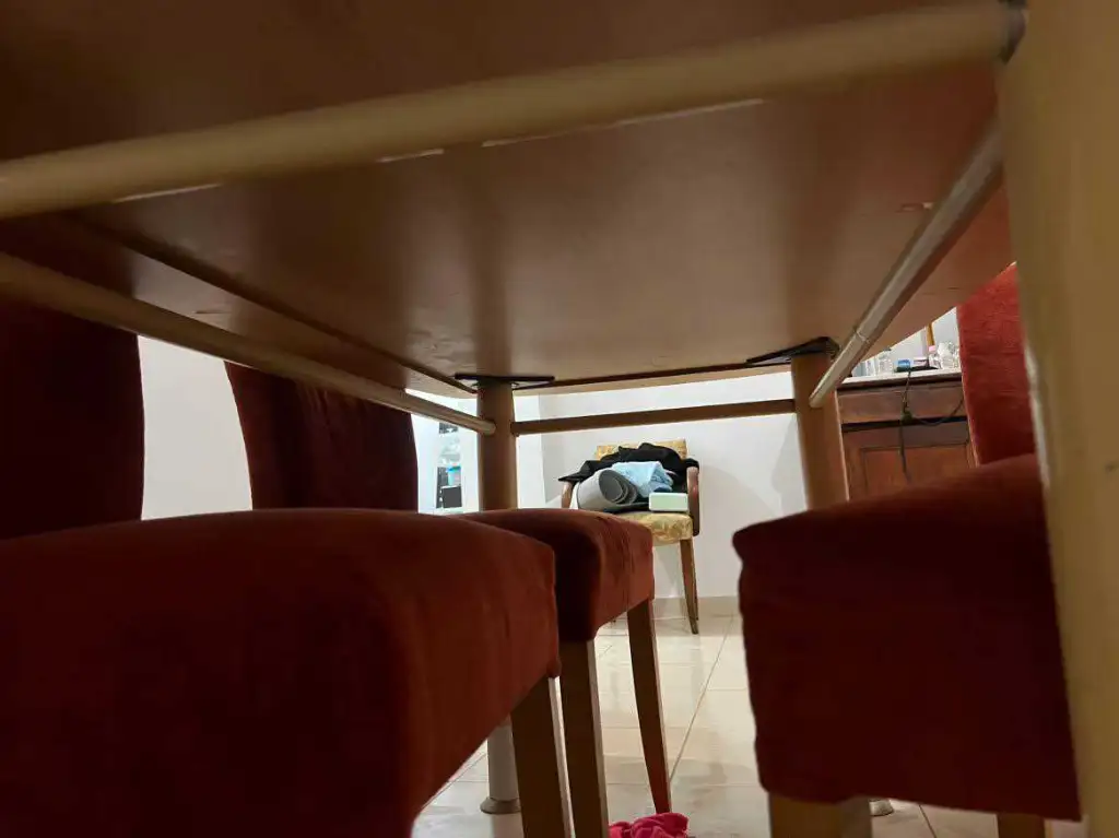 Table en bois bon état + 4 chaises