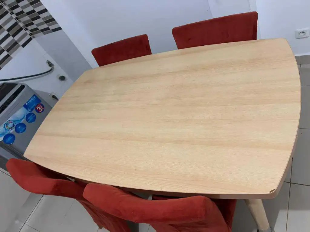 Table en bois bon état + 4 chaises
