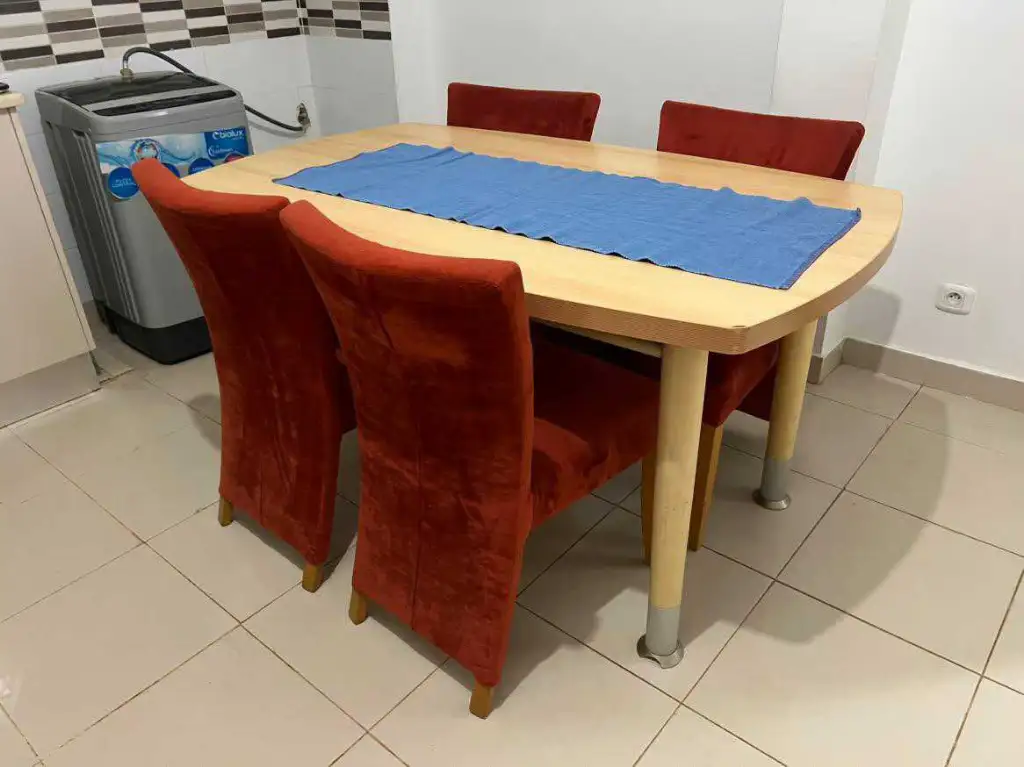 Table en bois bon état + 4 chaises