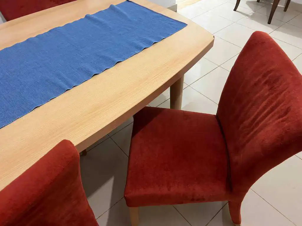 Table en bois bon état + 4 chaises