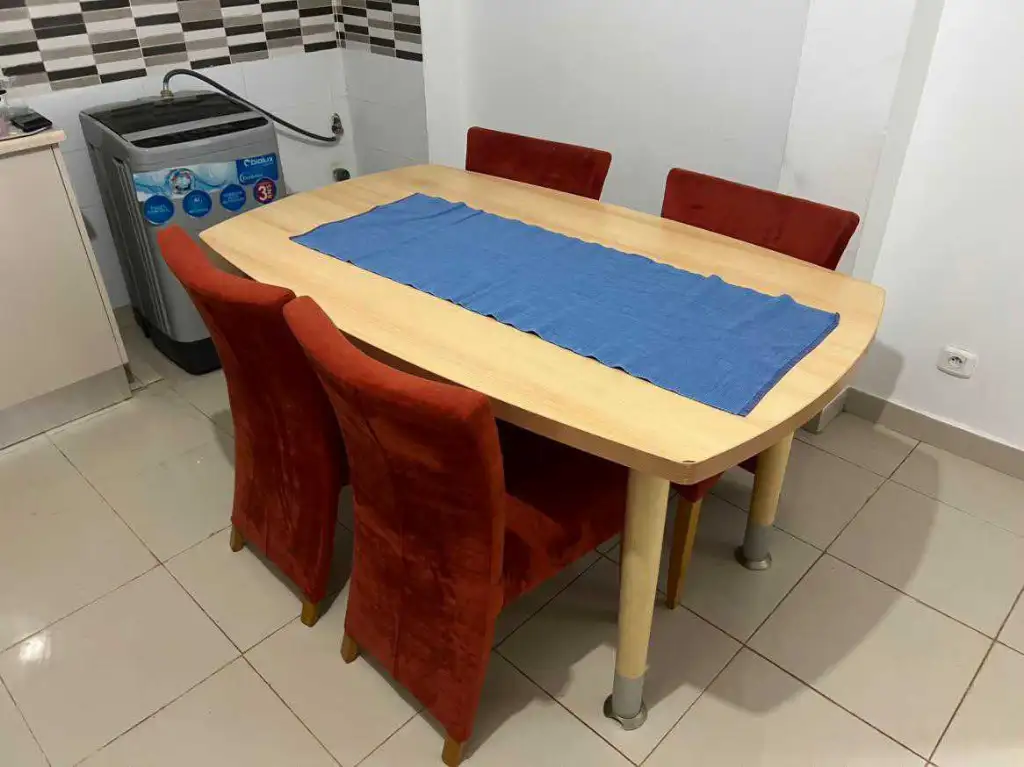 Table en bois bon état + 4 chaises