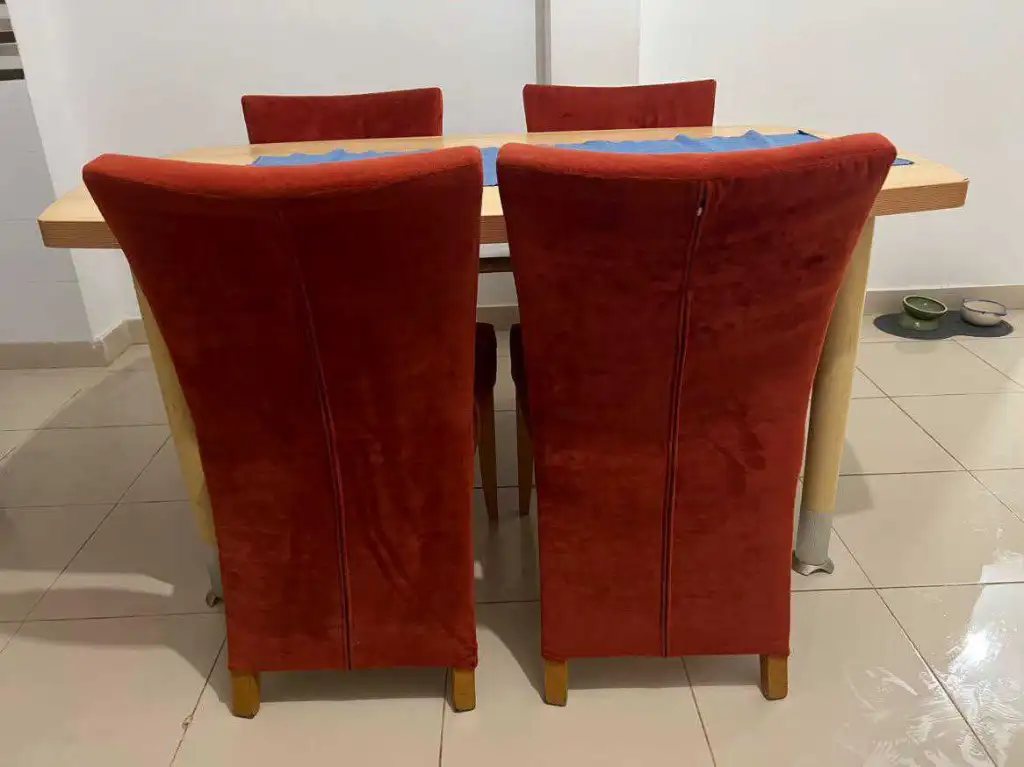 Table en bois bon état + 4 chaises