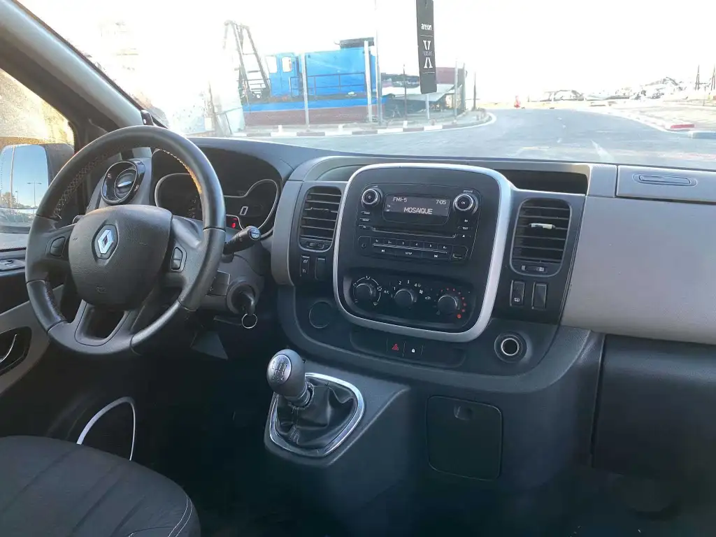 Renault trafic 3 9 places 