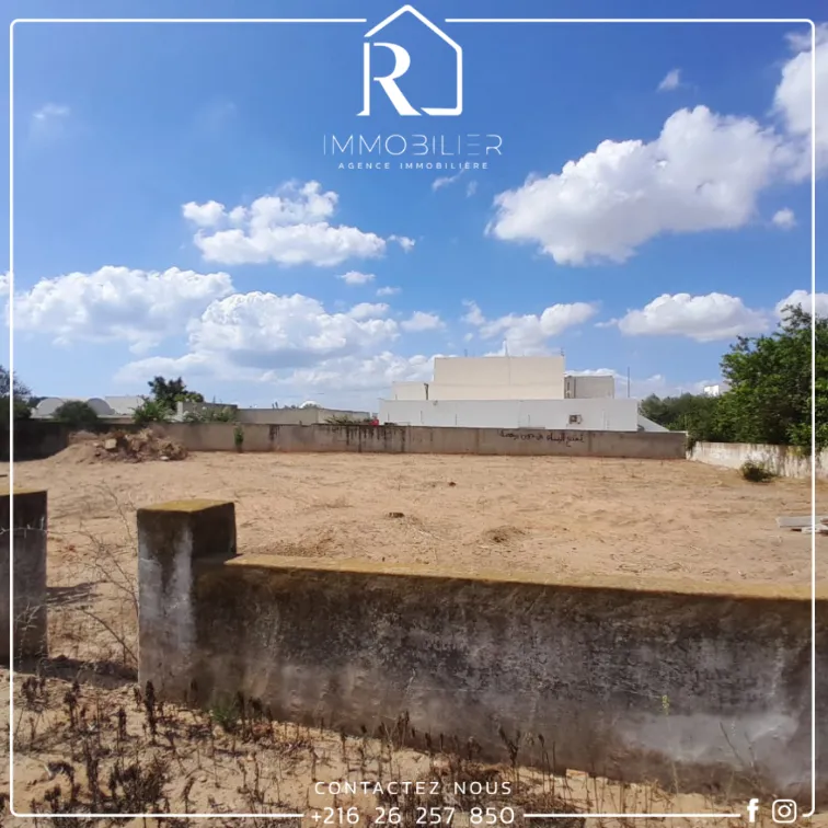 للبيع قطعة أرض في الحمامات  2éme position sur la route goudronnée تبعد فقط 3دق على البحر 