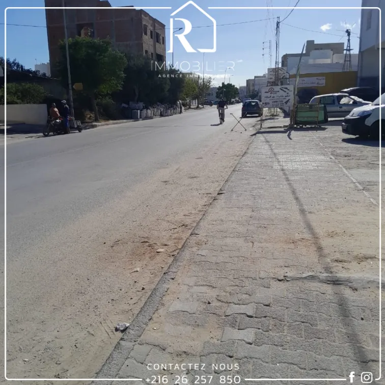 للبيع قطعة أرض في الحمامات  2éme position sur la route goudronnée تبعد فقط 3دق على البحر 