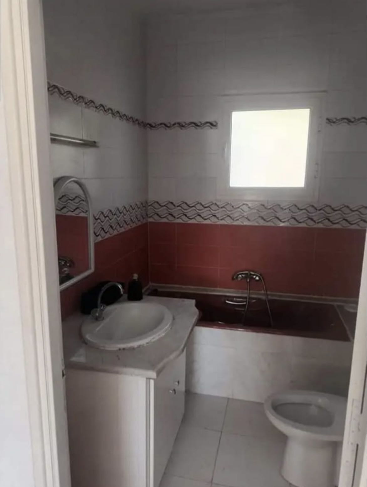 à louer un etage de villa S+3 porte ind  meublé (ou vide a votre choix ) à amilcar sidibousaid 