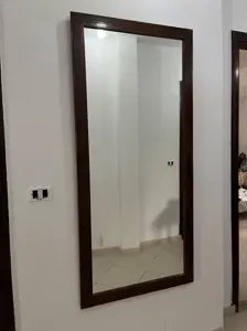 miroir mural avec cadre en bois foncé