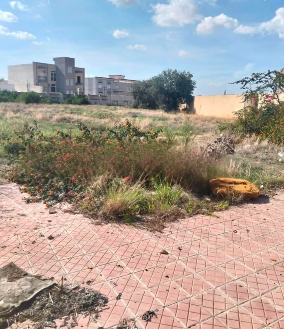 Opportunité Terrain De  2400 m2 R+8 à cité jawhra sousse