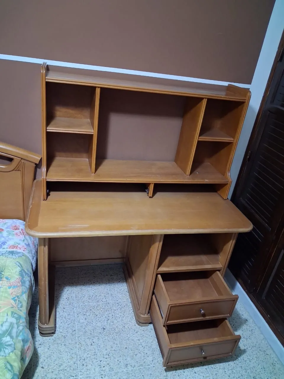 Bureau d'étude / travail en très bon état avec bibliothèque et tiroirs