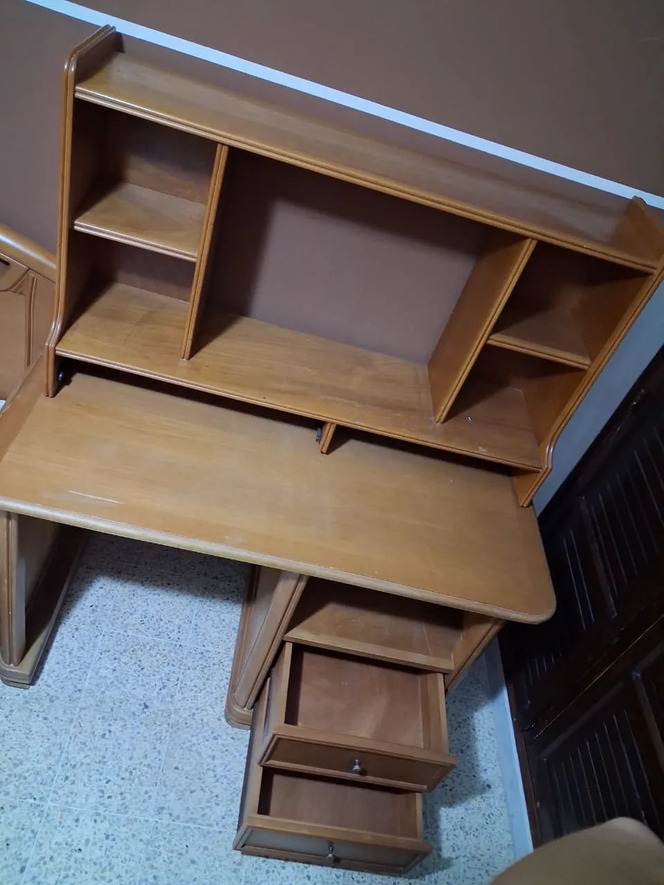 Bureau d'étude / travail en très bon état avec bibliothèque et tiroirs