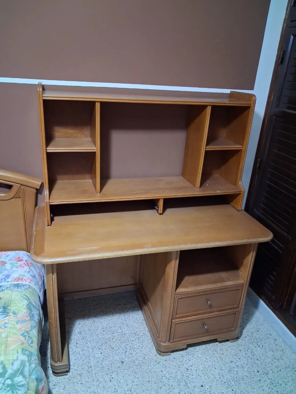 Bureau d'étude / travail en très bon état avec bibliothèque et tiroirs