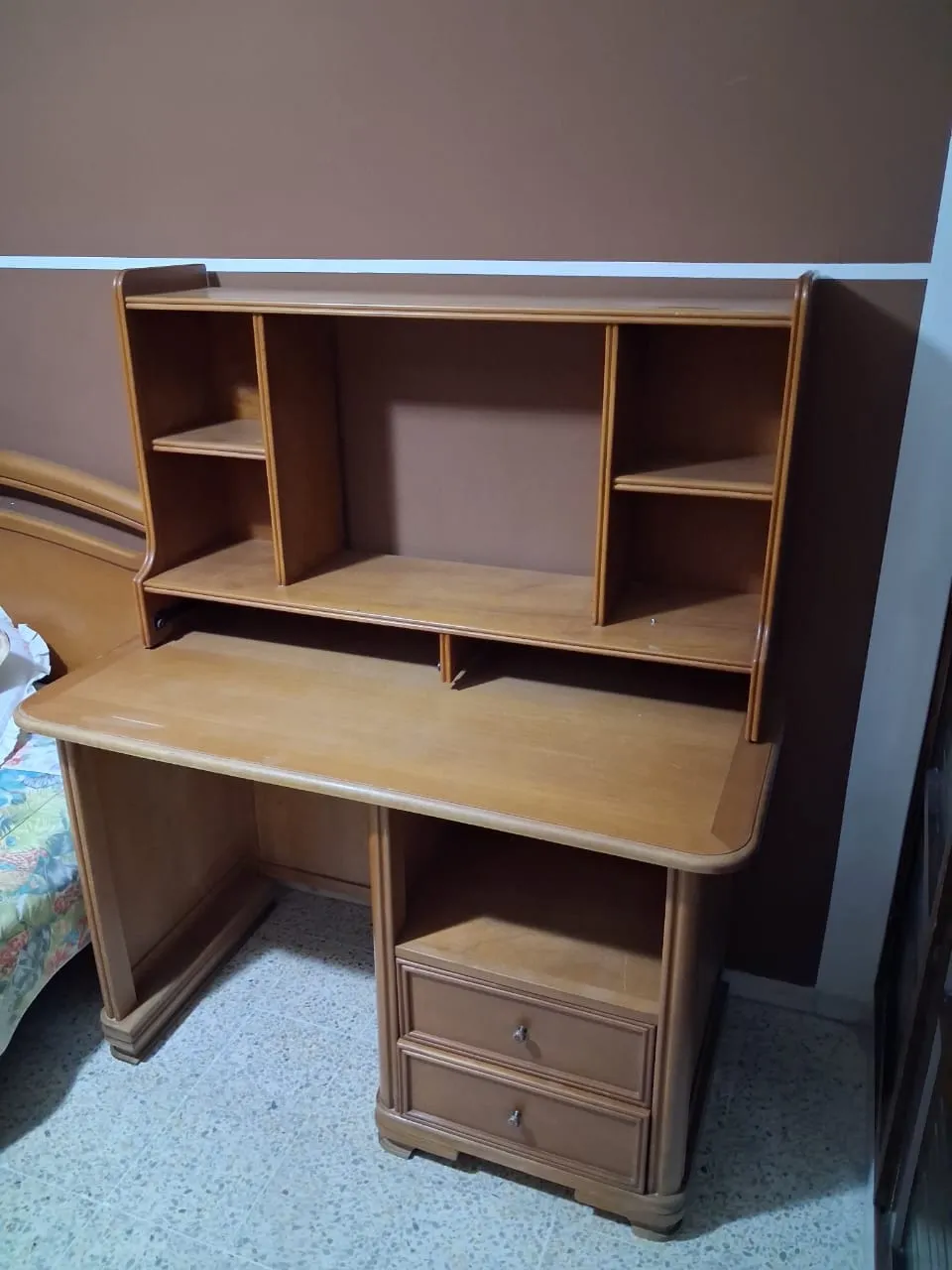 Bureau d'étude / travail en très bon état avec bibliothèque et tiroirs