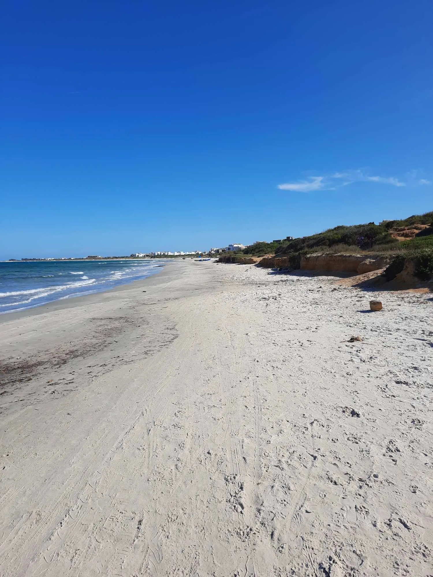 UN TERRAIN AVEC FACADE SUR MER
