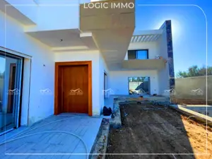 Nous vous proposons à la vente une Villa S+4 située à sidi hamed Hammamet 