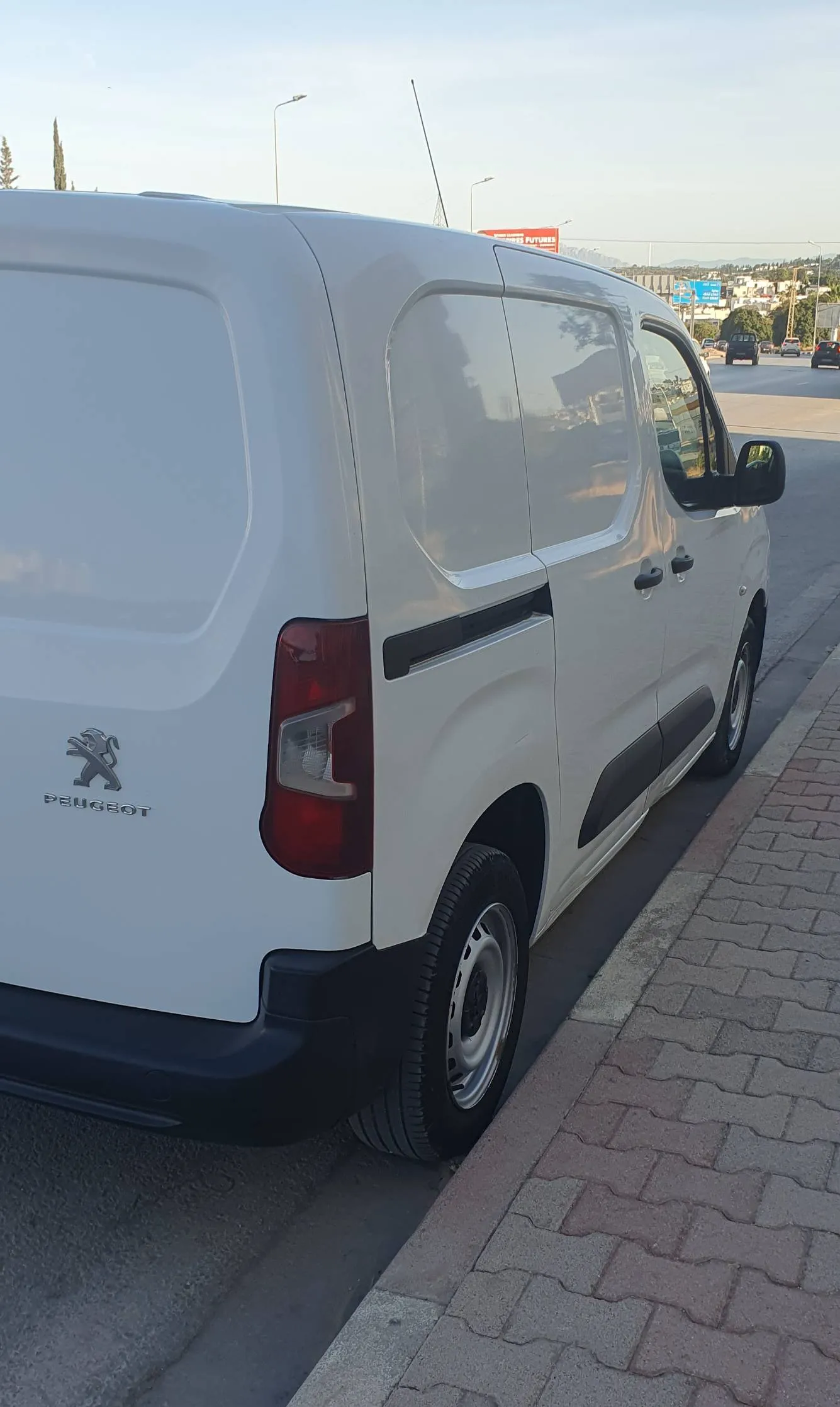 Peugeot partner K9 - 81.000 KLM