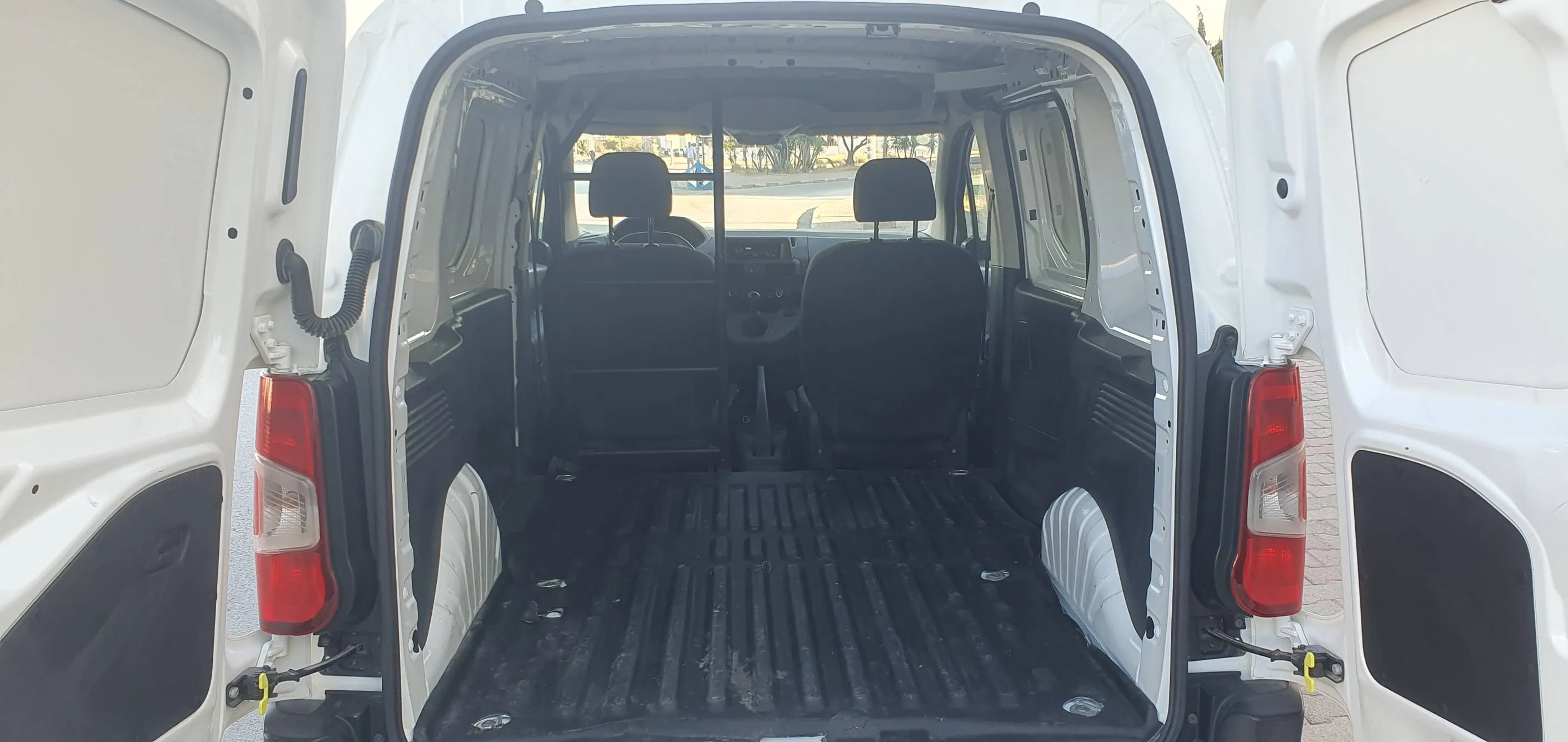 Peugeot partner K9 - 81.000 KLM