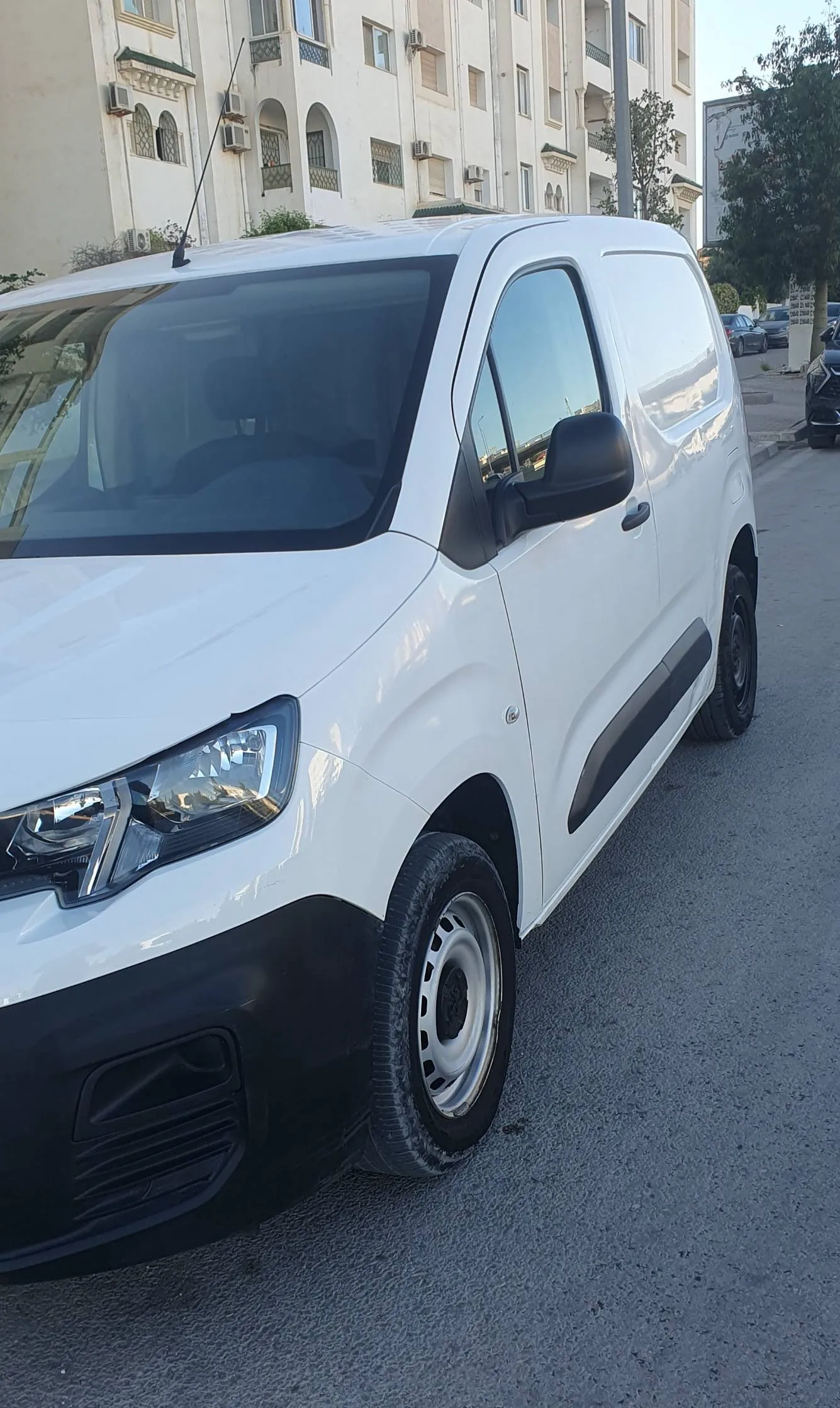 Peugeot partner K9 - 81.000 KLM