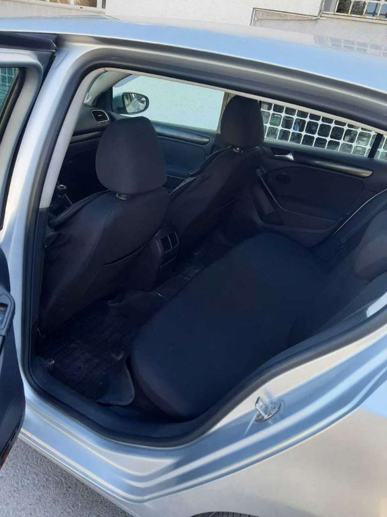 A vendre GOLF 6 diesel 1.6 Puissance 5 cv année 2012 kilometrage 250 d'origine 