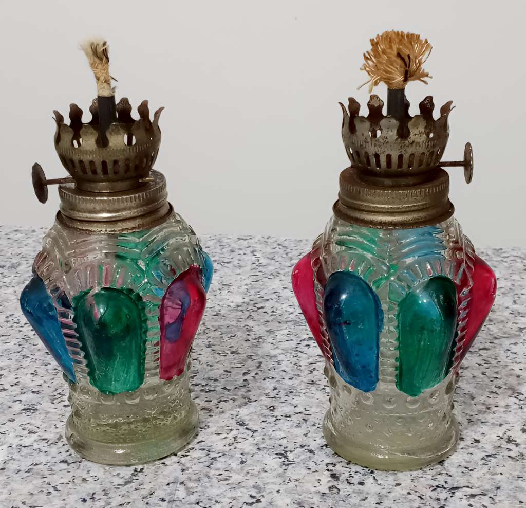 Ensemble de deux anciennes lampes à huile en verre coloré 