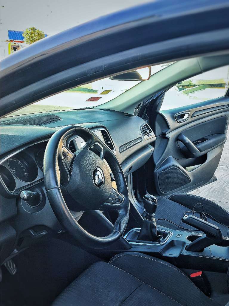 Megane 4 sedan ( voiture de direction )