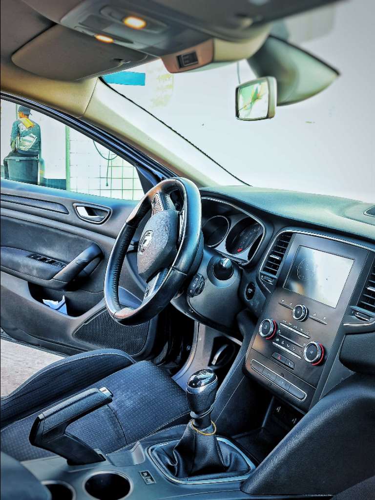 Megane 4 sedan ( voiture de direction )