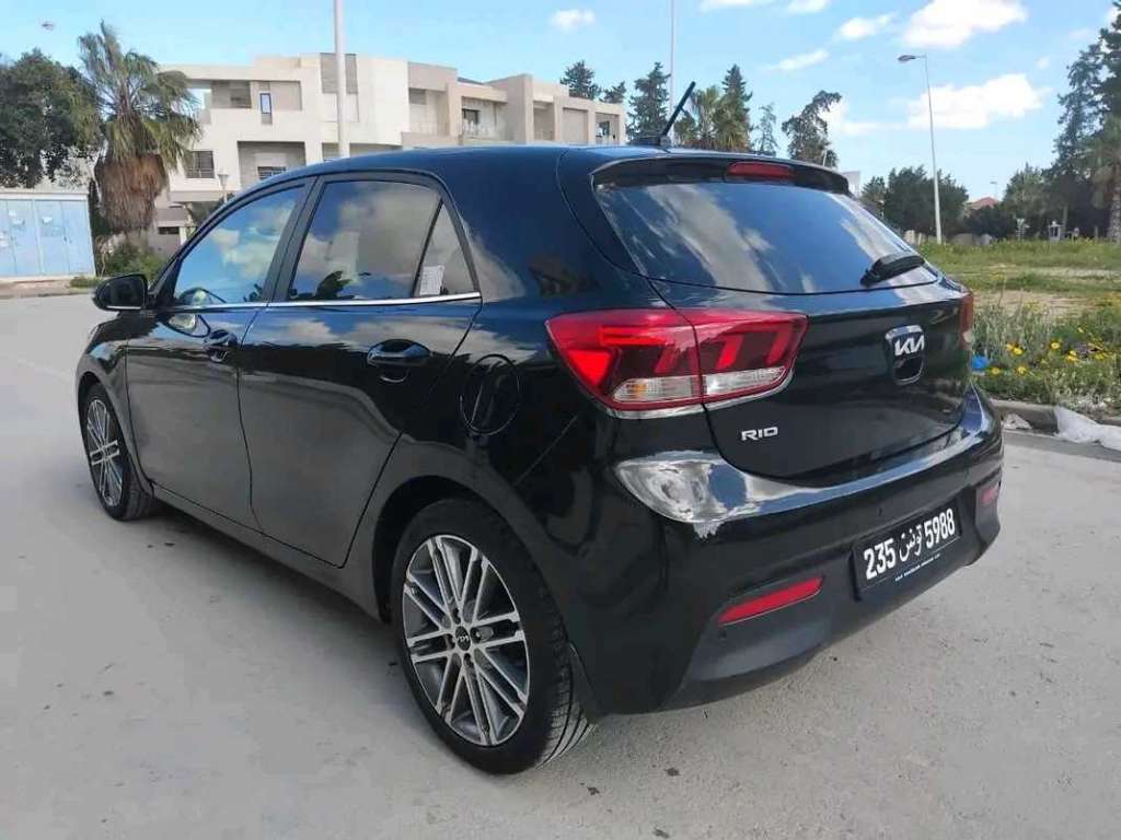 KIA RIO PRESTIGE PREMIÈRE MAIN EN TRÈS BON ÉTAT