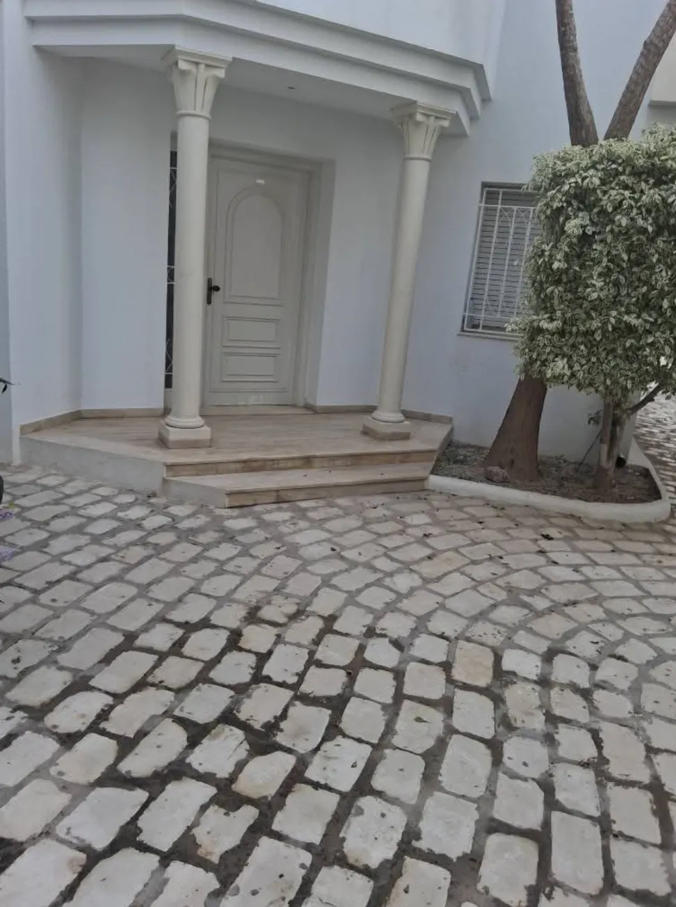 Location S3 vide à La Soukra