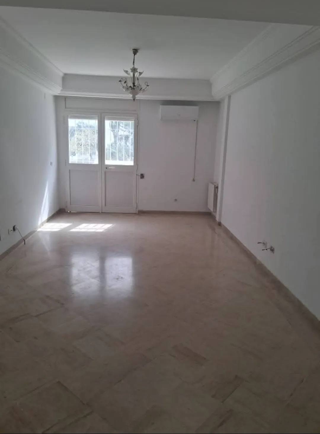 Location S3 vide à La Soukra