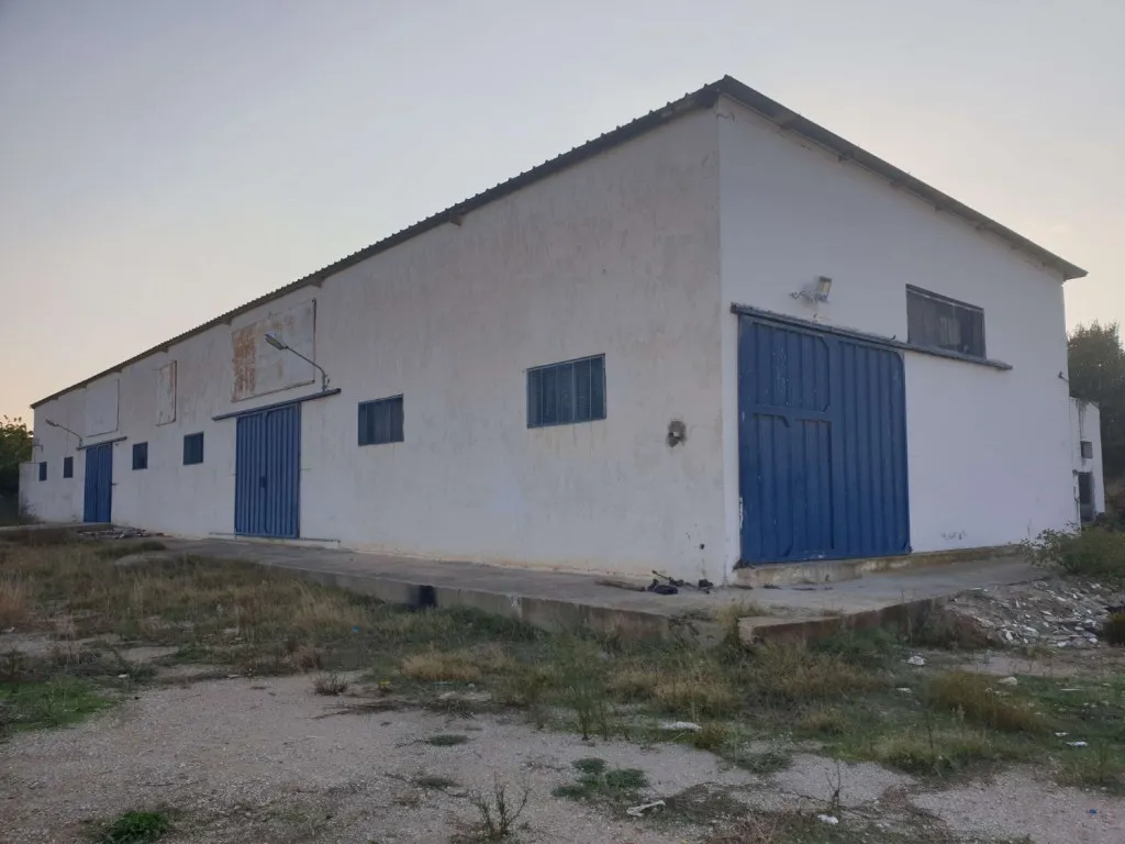  dépôt 5 000 m² dont 1 200 m² couverts avec 5 bureaux à Naassen – Emplacement stratégique sur route Khlidia